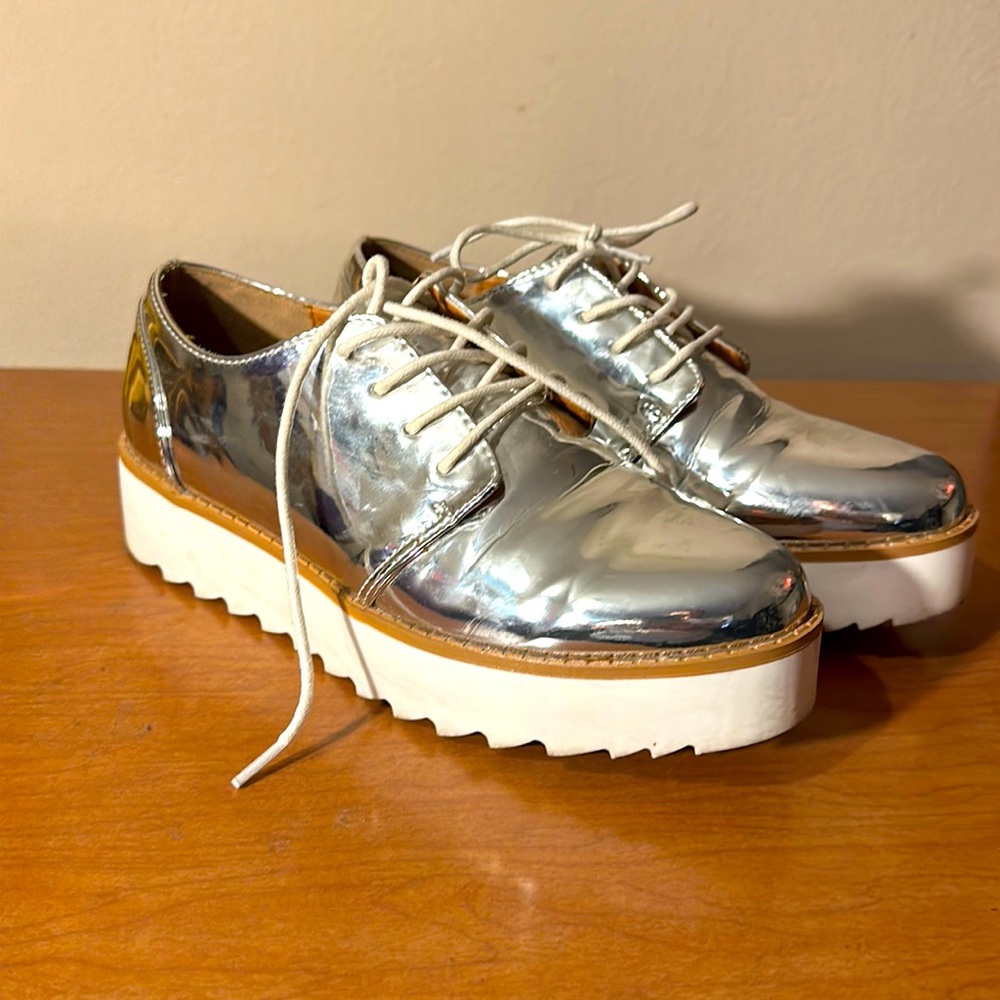 Silver/white Chinese laundry lace-up/derby shoes 6